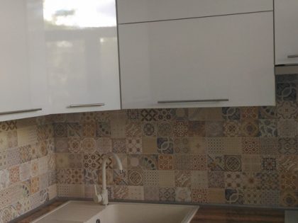 Кухня Вардек с фасадами из белого глянцевого пластика