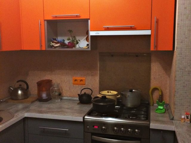 Угловая кухня Альва в оранжевом исполнении