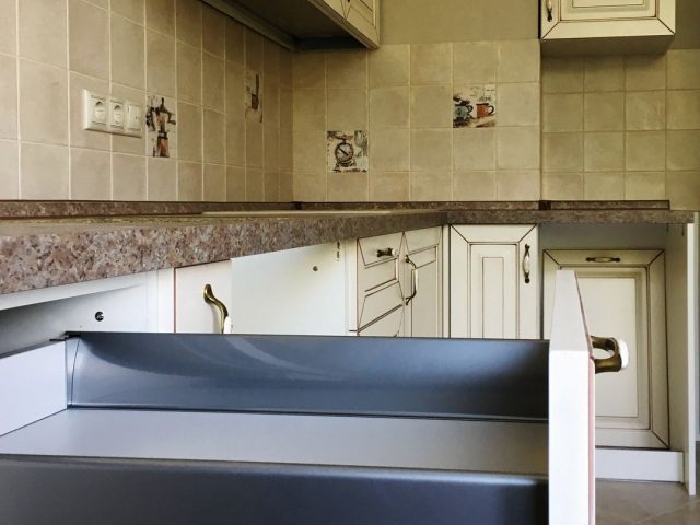 Угловая кухня Валенсия с фасадами из МДФ с бронзовой патиной