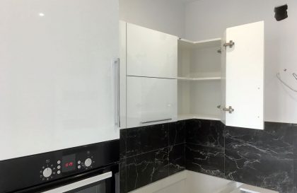 Белая угловая кухня из МДФ в стиле Хай-тек Альва