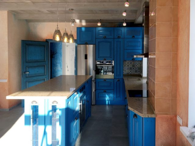 Кухня с островом Леворно в синем цвете
