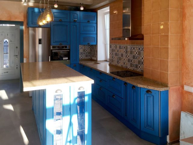 Кухня с островом Леворно в синем цвете