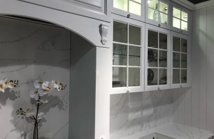 Белая классическая кухня Милана с фасадами из массива ясеня