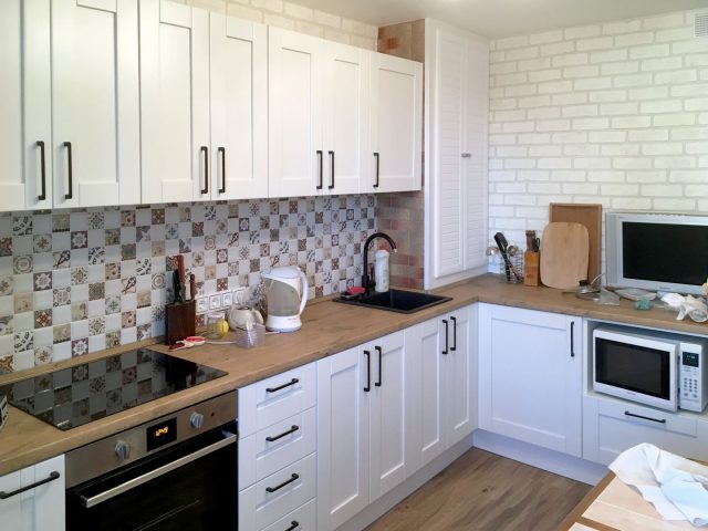 Белая кухня из массива в современном стиле Альба