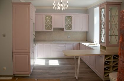 Розовая угловая кухня Роза с фасадами из МДФ в стиле Неоклассика