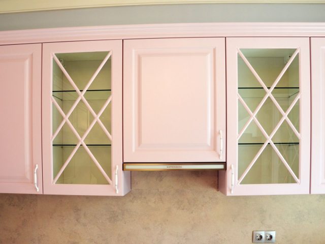 Розовая угловая кухня Роза с фасадами из МДФ в стиле Неоклассика