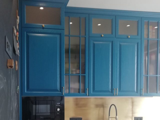 Синяя кухня из массива дерева Милана