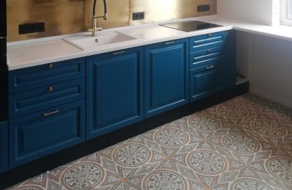 Синяя кухня из массива дерева Милана