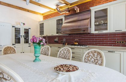 Кухня Лугано с фасадами из Массива ясеня в стиле Кантри