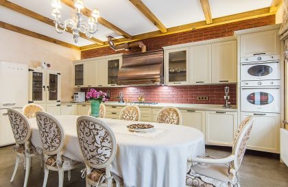 Кухня Лугано с фасадами из Массива ясеня в стиле Кантри