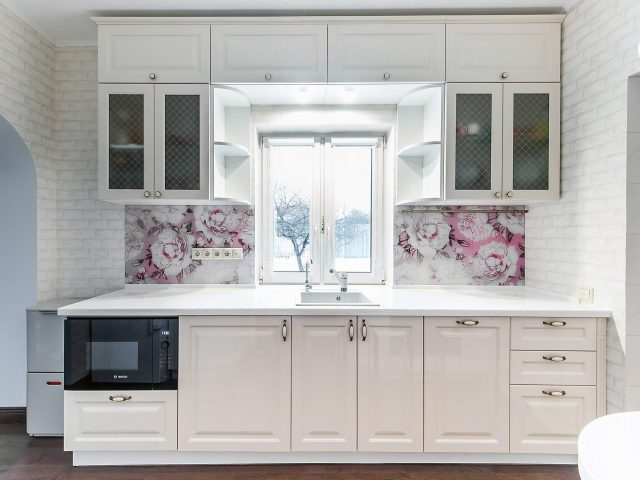 Белая кухня Роза в неоклассическом стиле