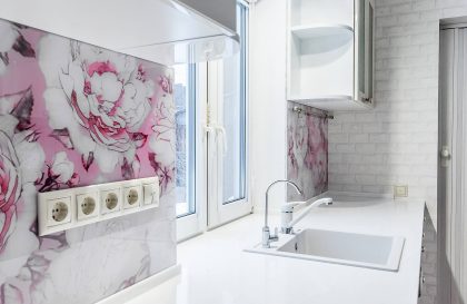 Белая кухня Роза в неоклассическом стиле