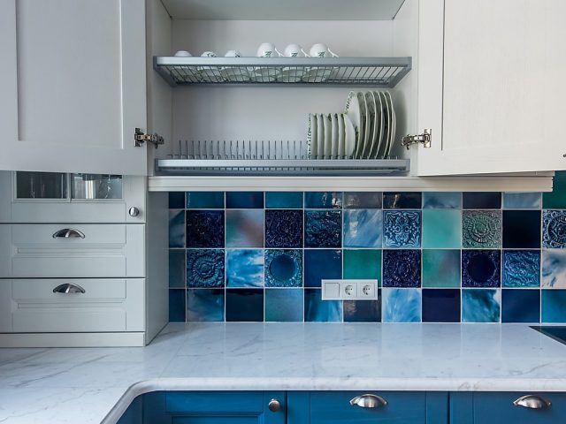 Сине-белая современная кухня из массива дерева Бергамо фото #11