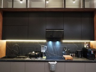 Современная кухни Россо в стиле Лофт под потолок и без ручек