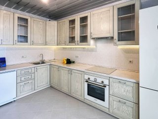 Классическая кухня Вернисаж с фасадами покрытыми шпоном ясеня
