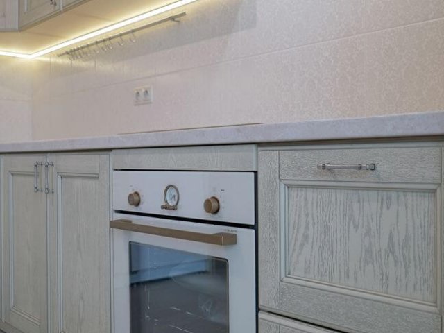 Классическая кухня Вернисаж с фасадами покрытыми шпоном ясеня